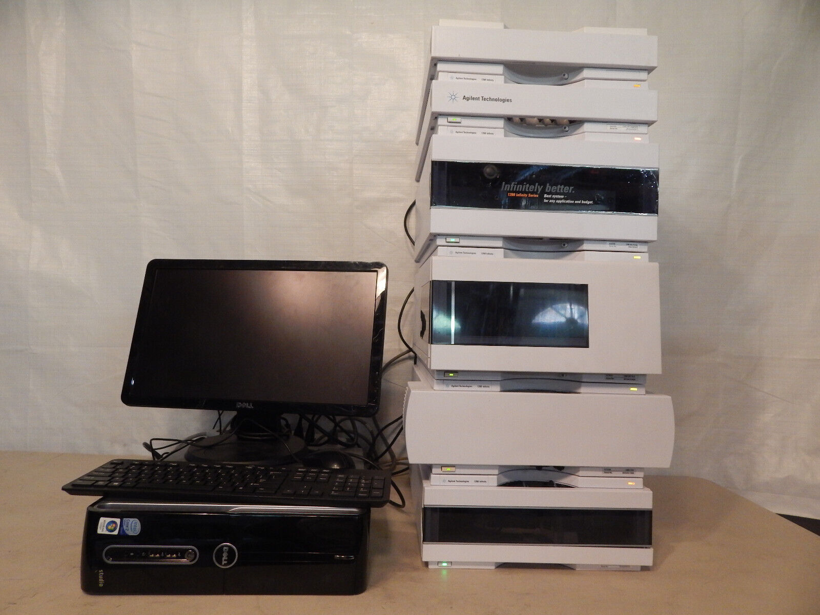 A computer and an Agilent Technologies 1200 Infinity Series LC System.