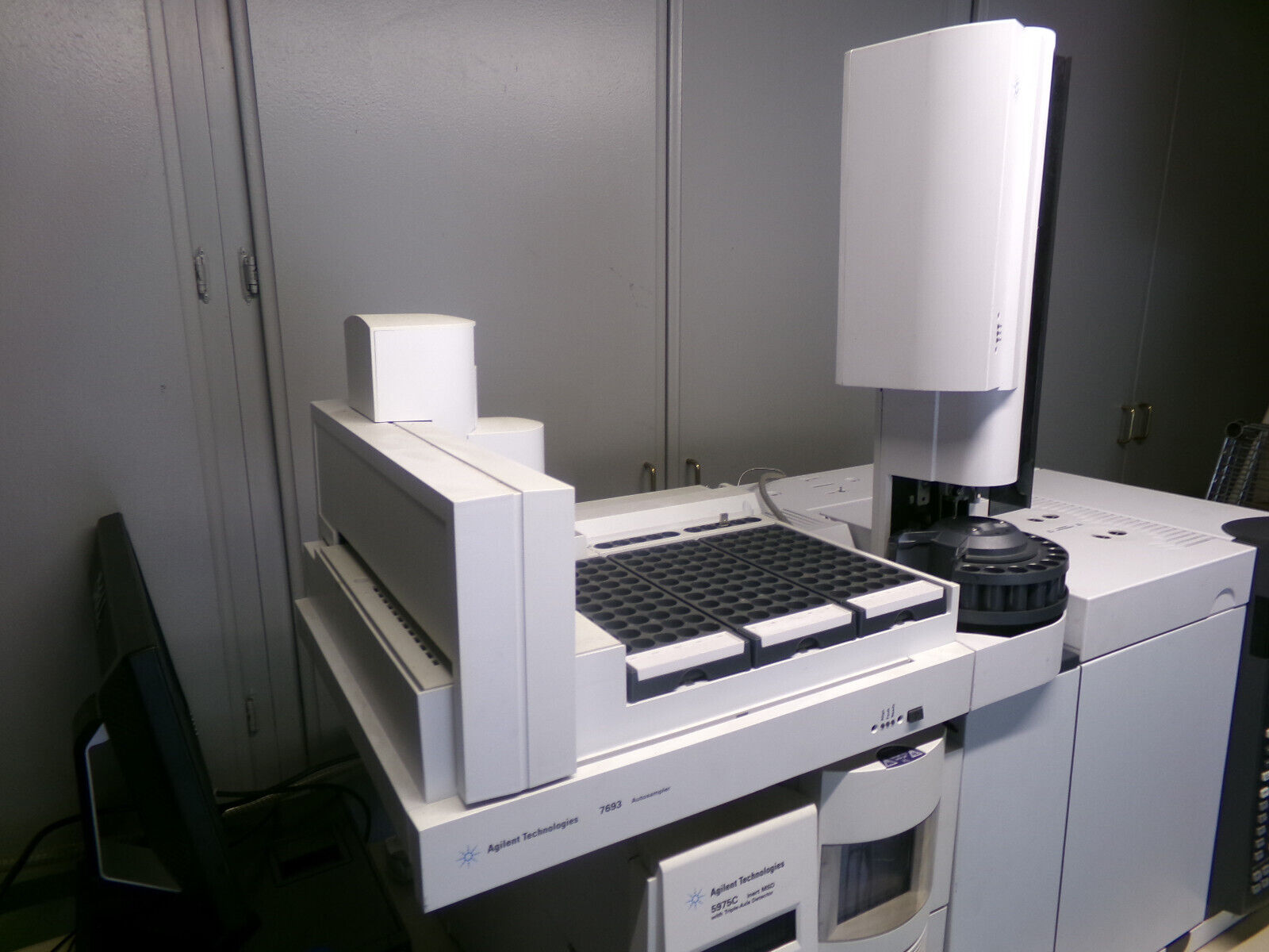 A white Agilent Technologies 7693 autosampler.