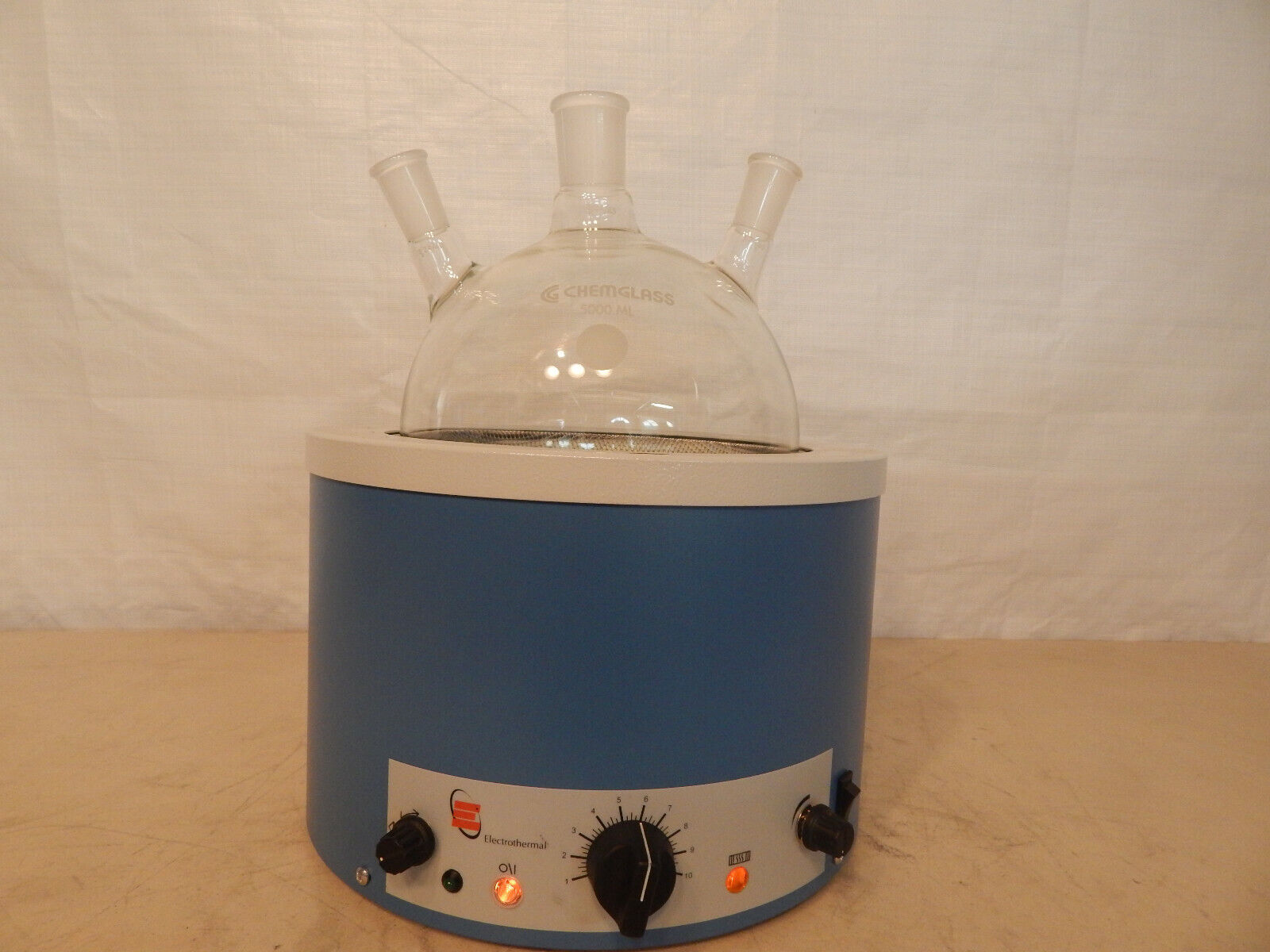 A round bottom flask on a heating mantle.